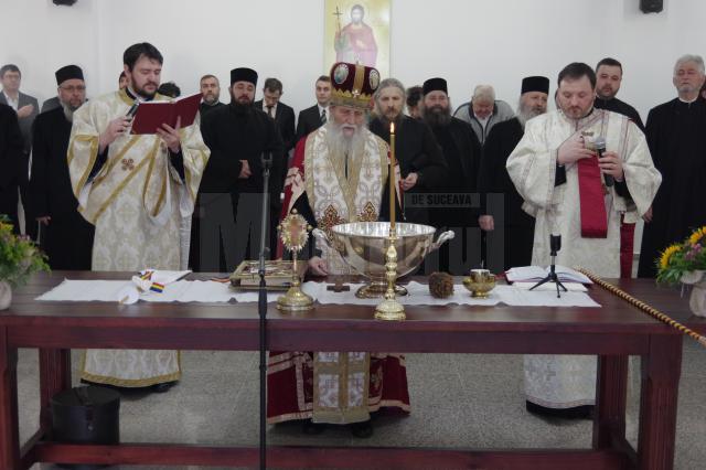 Noul sediu al Arhiepiscopiei Sucevei şi Rădăuţilor, sfinţit de un sobor de preoţi în frunte cu ÎPS Pimen