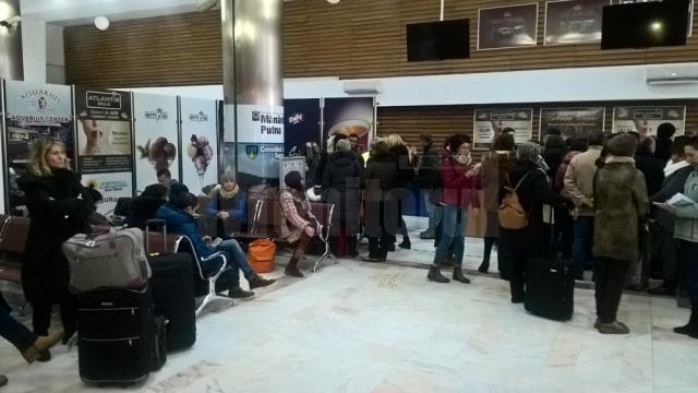 Peste 1.200 de pasageri din Ucraina au fost procesaţi pe Aeroportul Suceava