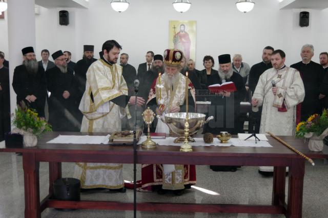 Noul sediu al Arhiepiscopiei Sucevei şi Rădăuţilor, sfinţit de un sobor de preoţi, în frunte cu ÎPS Pimen