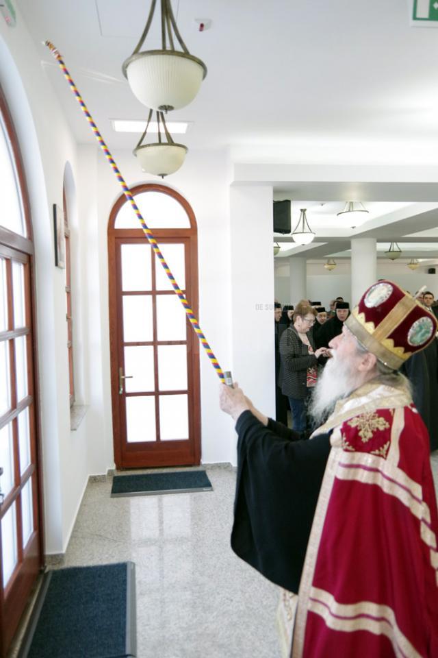 Noul sediu al Arhiepiscopiei Sucevei şi Rădăuţilor, sfinţit de un sobor de preoţi, în frunte cu ÎPS Pimen