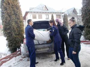 Poliţiştii și colaboratorii lor au donat oamenilor străzii hrană și îmbrăcăminte