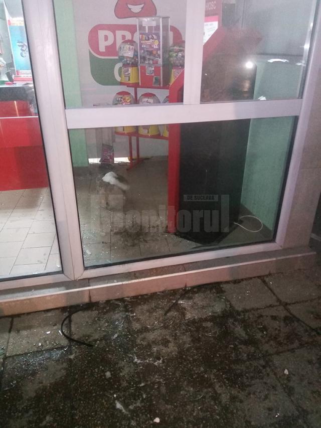 Un magazin Profi din cartierul George Enescu al municipiului Suceava a fost spart cu o bordură dislocată de la marginea drumului