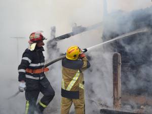 Incendiul a făcut pagube importante şi a necesitat o intervenţie dificilă din partea pompierilor
