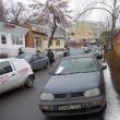 Trafic blocat pe o stradă din Suceava, de maşinile lăsate pe contrasens, sub indicatoarele de oprire interzisă