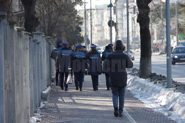 Peste 60 de poliţişti au ieşit în stradă pentru a-i convinge pe suceveni să nu-şi mai lase bunuri în maşini