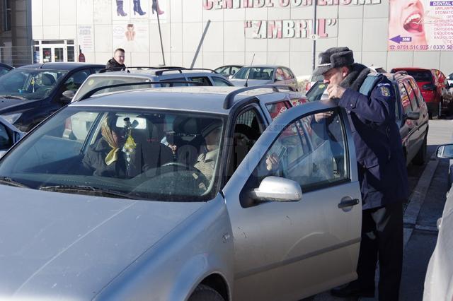 Peste 60 de poliţişti au ieşit în stradă pentru a-i convinge pe suceveni să nu-şi mai lase bunuri în maşini