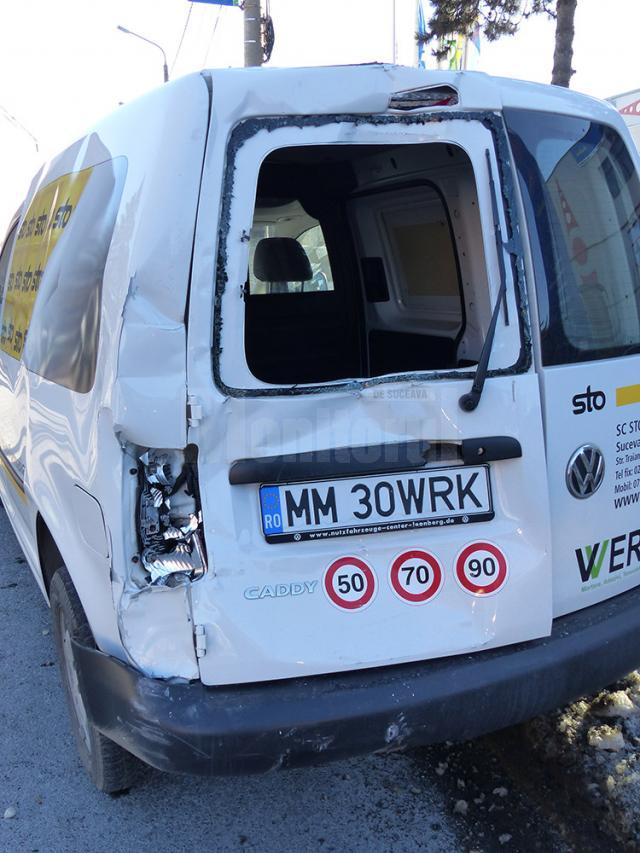 Autoutilitara VW Caddy a fost izbită din spate și proiectată apoi pe trotuarul staţiei TPL, unde a rănit un bărbat care aştepta autobuzul