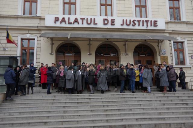Grefierii din Palatul de Justiţie au protestat vineri