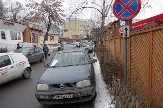 Maşini parcate sub indicatorul de interzis pe strada Leca Morariu