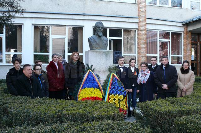Manifestările au început la statuia domnitorului Alexandru Ioan Cuza, din faţa şcolii, cu depunerea de coroane şi jerbe de flori