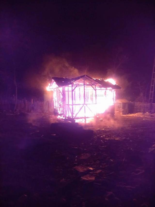 Imaginea sinistra de la locul incendiului de vineri seara