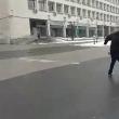 Oamenii își păstrează cu dificultate echilibrul pe pojghiţa de gheață de pe esplanadă