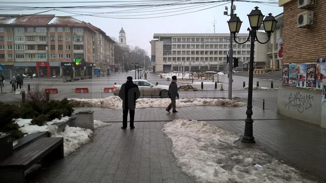 Poleiul de pe esplanadă, trotuare şi aleile din Parcul Central din municipiul Suceava au dus ieri la Urgenţe 10 suceveni
