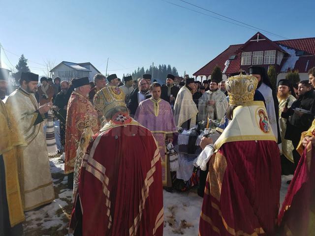 Slujba înmormântării a fost oficiată, la Mănăstirea Podu Coşnei, de un sobor de preoţi şi diaconi având-i în frunte pe Înalt Preasfinţitul Părinte Pimen, Arhiepiscopul Sucevei şi Rădău ţilor şi IPS Teodosie, Arhiepiscop al Tomisului