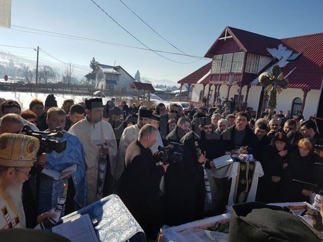 Peste o mie de oameni l-au condus pe ultimul drum pe părintele Mihai Negrea de la Podu Coşnei