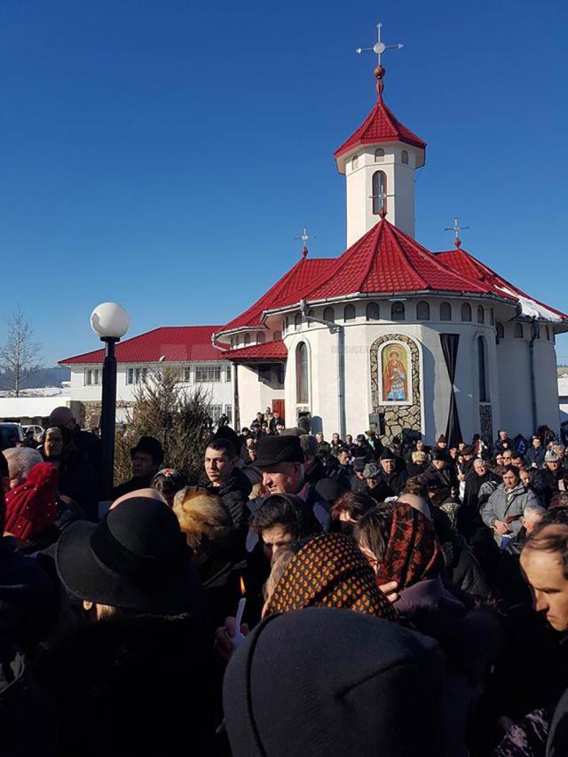 Peste o mie de oameni l-au condus pe ultimul drum pe părintele Mihai Negrea de la Podu Coşnei