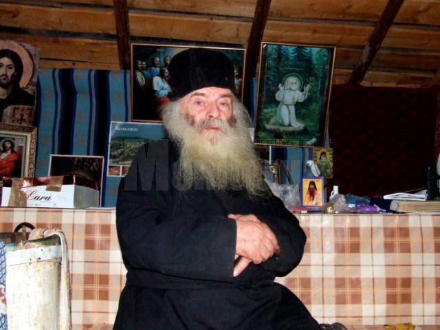 Părintele Proclu Nicău, pustnicul din Munţii Neamţului, va fi înmormântat marţi, la Sihăstria Putnei