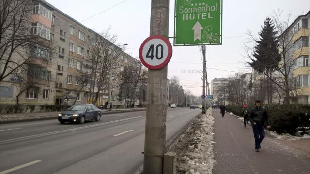 Limita de viteză cu care se circulă pe strada Ştefan cel Mare din municipiul Suceava, pe porţiunea de la Bancă la Policlinică, a fost din nou schimbată la 40 de kilometri la oră