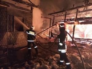 Gospodărie distrusă de un incendiu, la Stulpicani