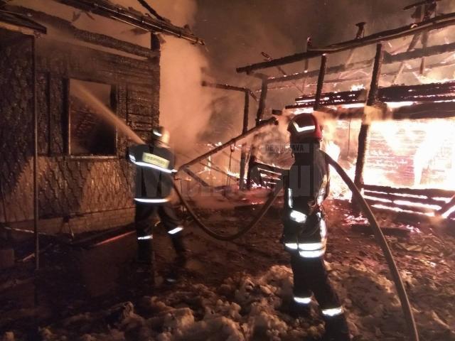 Gospodărie distrusă de un incendiu, la Stulpicani