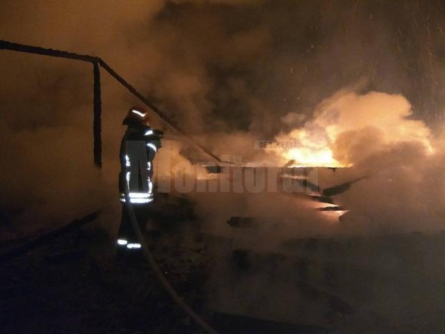 Gospodărie distrusă de un incendiu, la Stulpicani