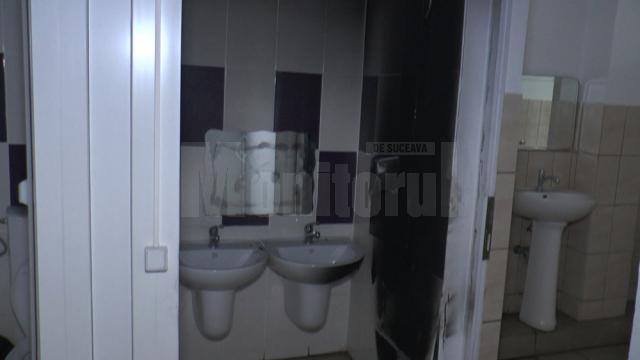 Fumul gros degajat a făcut ca elevii și întreg personalul şcolii să fie evacuaţi din incintă