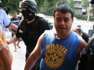 Paul Iova, zis „Ion Petrişor”, în 2010, când a fost adus la Curtea de Apel Suceava cu mascații
