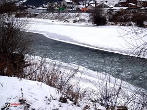 Bărbatul a fost găsit îngheţat pe gheața râului Suha, după ce a căzut și a rămas acolo întreaga noapte