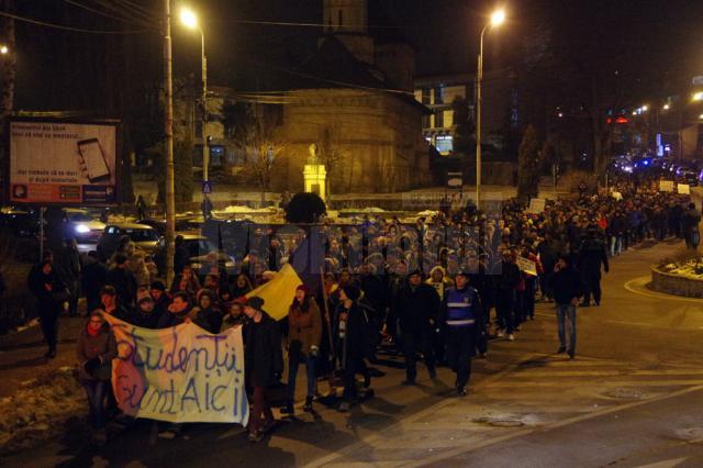Peste 1.500 de suceveni au protestat, miercuri seară, pe străzi şi în centrul municipiului Suceava