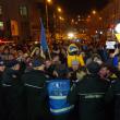 Cordonul de jandarmi împiedică accesul protestatarilor spre sediul PSD