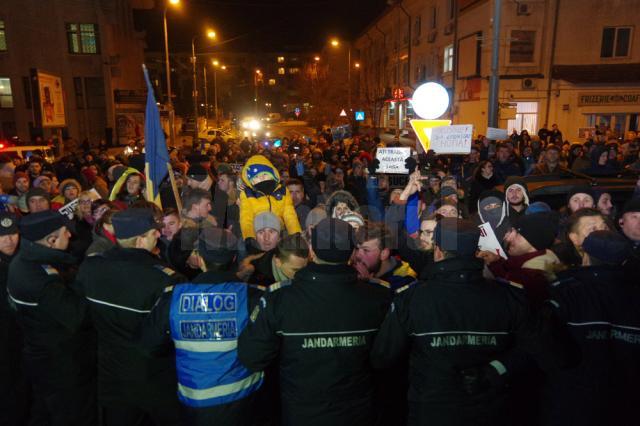 Cordonul de jandarmi împiedică accesul protestatarilor spre sediul PSD