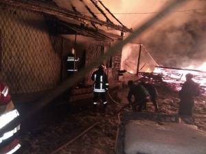 Gospodărie distrusă de un incendiu, la Stulpicani