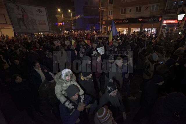 Peste 2.500 de persoane au protestat joi seara în municipiul Suceava
