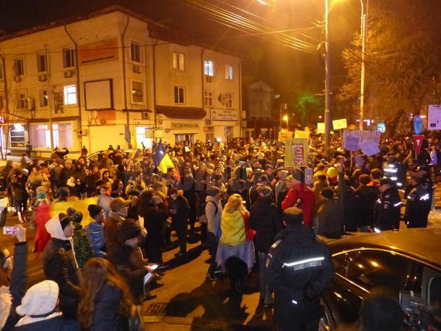 Protestul de joi seara a luat amploare în faţa sediului PSD Suceava