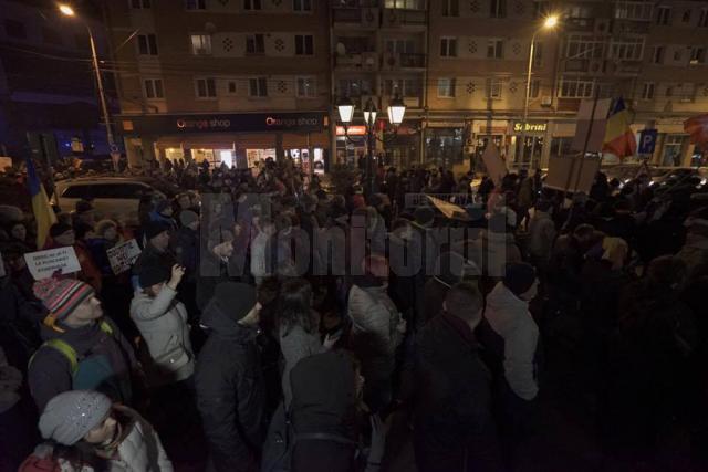 Protestele iau amploare în Suceava. Peste 2.500 de persoane au protestat în faţa Prefecturii şi au mărşăluit prin oraş
