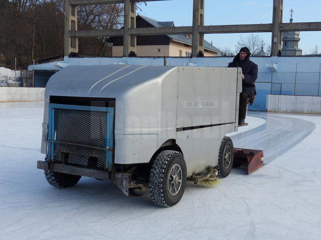 De cel puțin două ori pe zi, gheața este pregătită cu ajutorul rolbei, o maşină care foloseşte apa caldă pentru a da planeitate gheţii