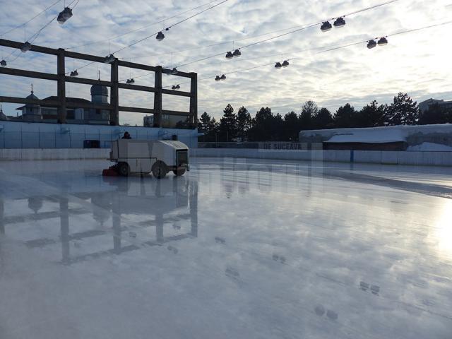 O gheață sticlă, principala atracţie pentru iubitorii patinajului