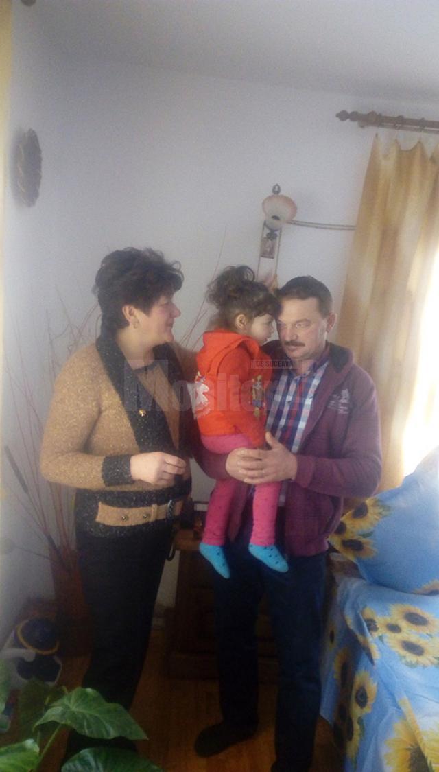 Corina şi Toader Şincari au „salvat” o viaţă şi au devenit părinţii unei fetiţe în vârstă de aproape trei ani