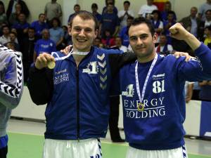 Sucevenii Mihai Rohozneanu (stânga) și Florin Ciubotariu, după finala Challenge Cup câștigată în fața Universității Suceava, în sala LPS