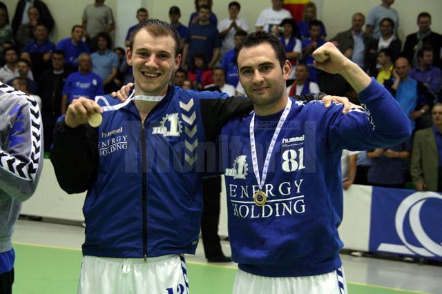 Sucevenii Mihai Rohozneanu (stânga) și Florin Ciubotariu, după finala Challenge Cup câștigată în fața Universității Suceava, în sala LPS