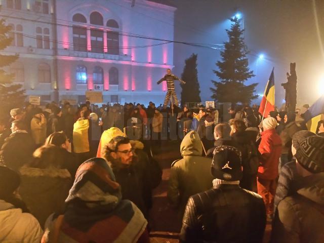 Un manechin în haine de deţinut, cu chipul lui Dragnea, a fost adus de protestatari