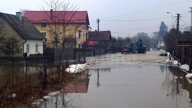 Zăpoarele de pe râurile Bistriţa şi Dorna au provocat inundarea mai multor gospodării