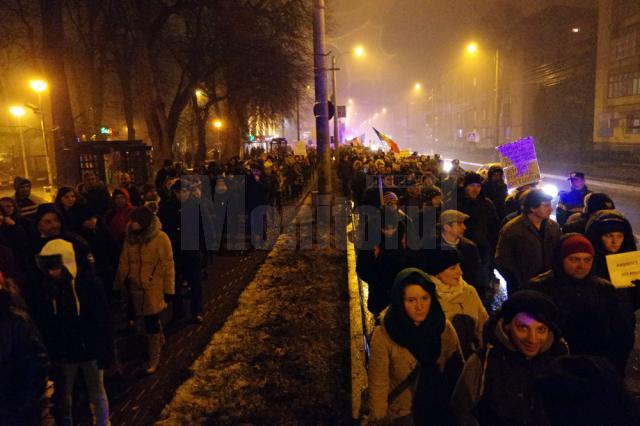 Mii de suceveni au ieşit pe străzile Sucevei şi duminică seara, după abrogarea OUG 13