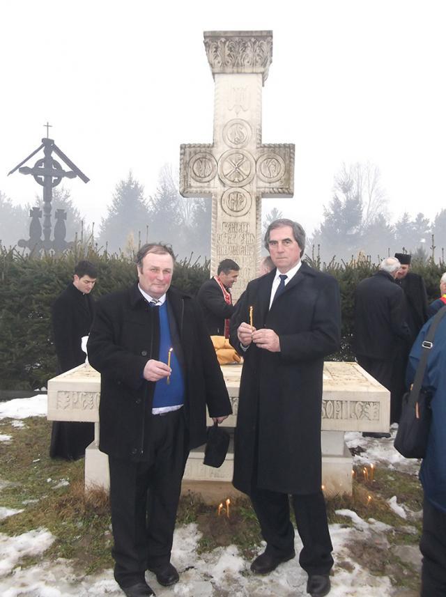 Petrea Dulgheru (dreapta) și Mihai Arseni, doi dintre sucevenii care au participat la comemorarea lui Iuliu Maniu