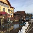 Operaţiunea de evacuare a apei din curţile şi beciurile inundate de pe strada Oborului din Dorna