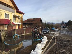 Operaţiunea de evacuare a apei din curţile şi beciurile inundate de pe strada Oborului din Dorna