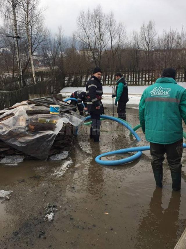 Acţiunile de detonare a formaţiunilor de gheaţă şi de evacuare a apei au continuat la Vatra Dornei