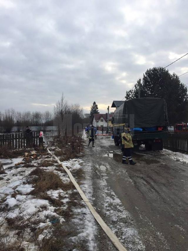 Acţiunile de detonare a formaţiunilor de gheaţă şi de evacuare a apei au continuat la Vatra Dornei