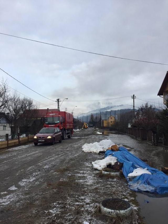 Acţiunile de detonare a formaţiunilor de gheaţă şi de evacuare a apei au continuat la Vatra Dornei