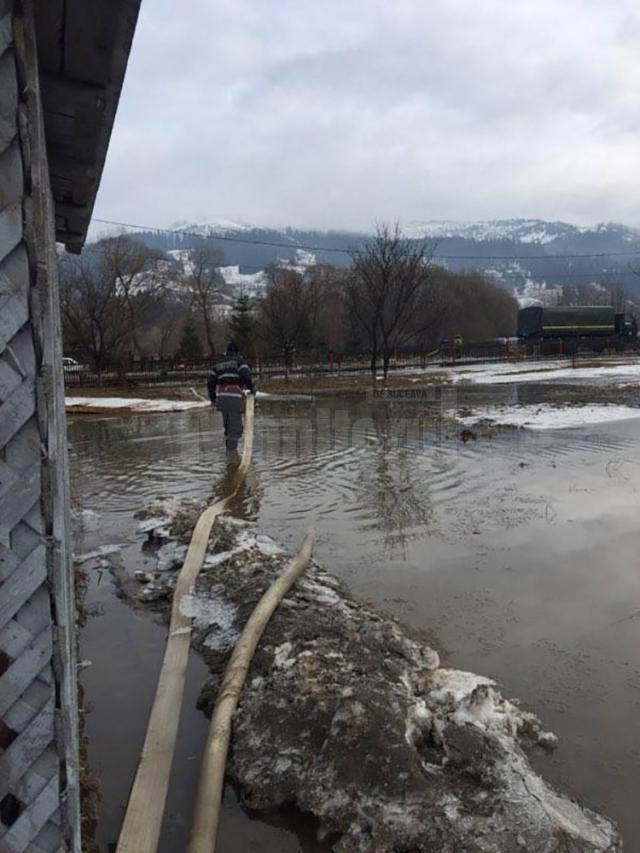 Acţiunile de detonare a formaţiunilor de gheaţă şi de evacuare a apei au continuat la Vatra Dornei